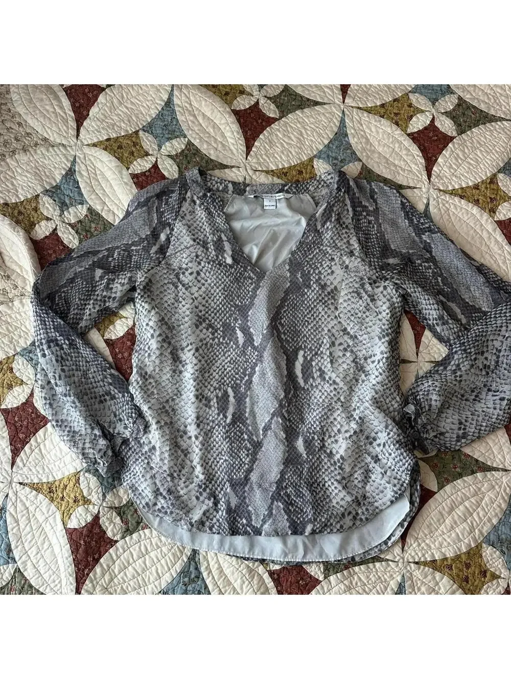 DIANE VON FURSTENBERG Sz 2 MAIKO PRINT SILK LONG SLEEVE BLOUSE IN PYTHON GREY - Picture 4 of 6